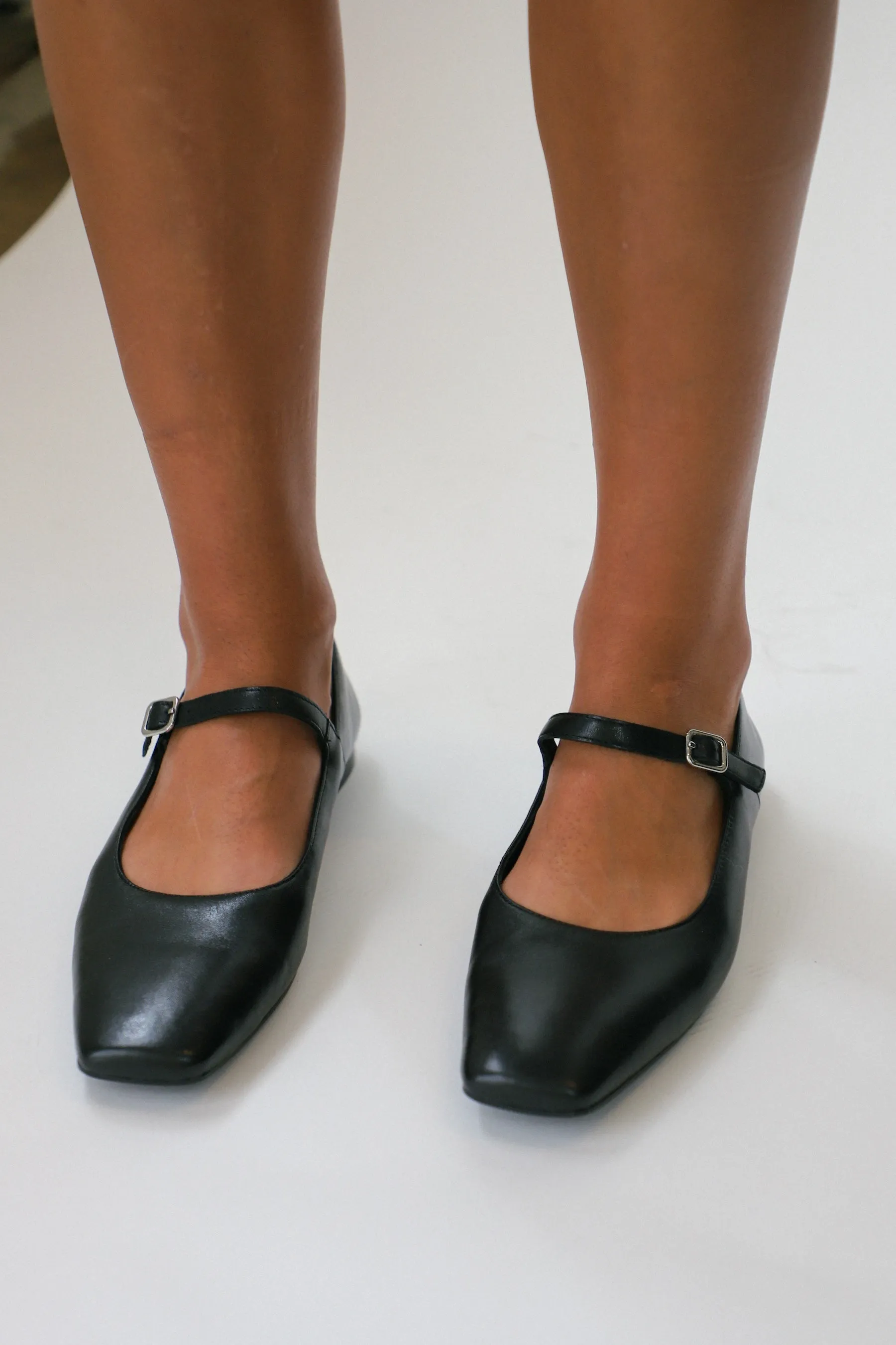 Black Delia Flat