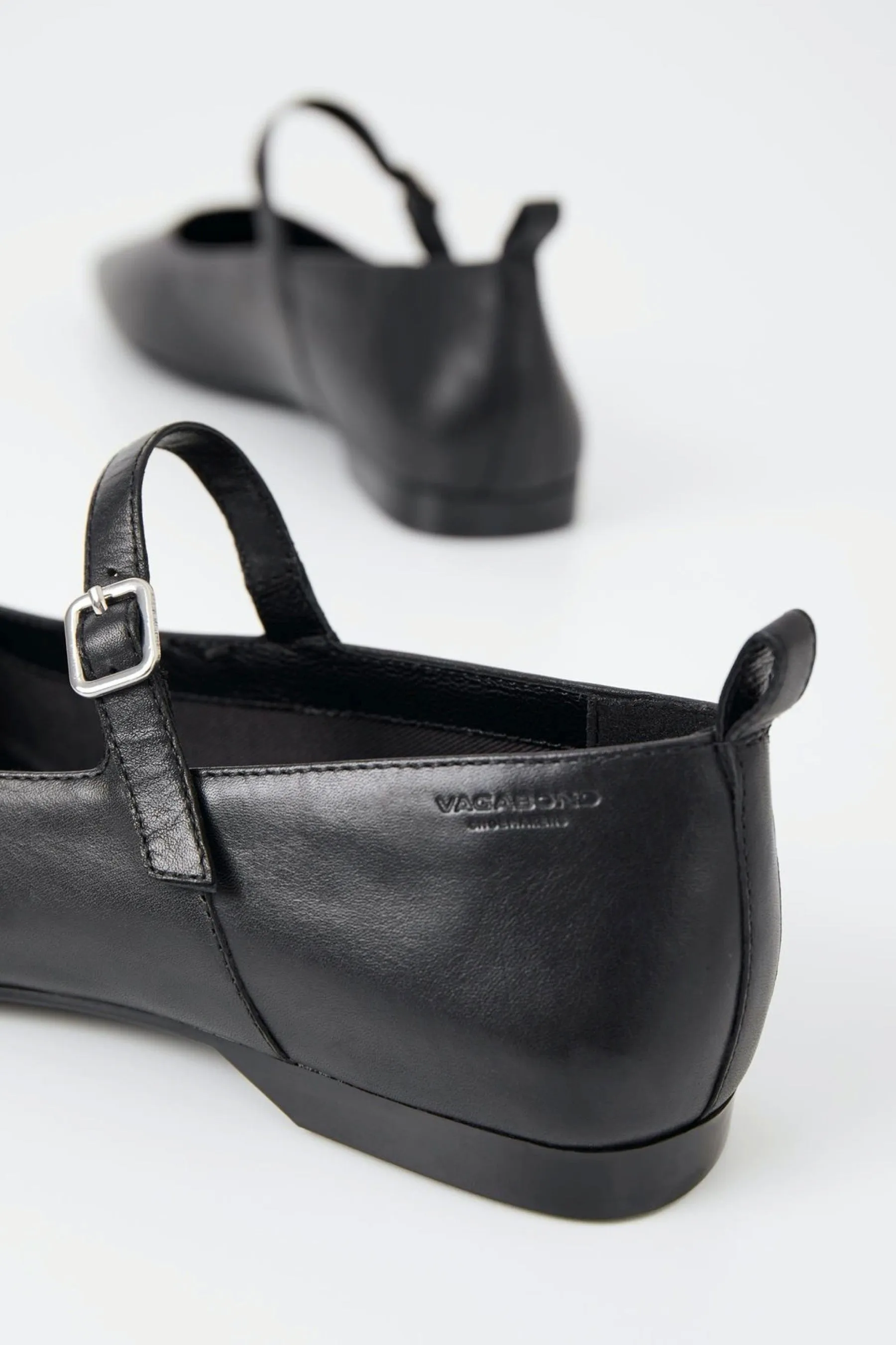 Black Delia Flat